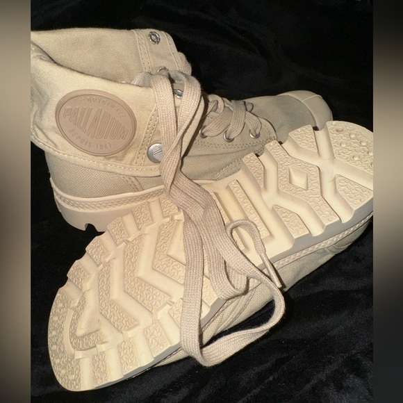 Palladium Baggy Bootie (Women) 6.5 - Picture 5 of 10